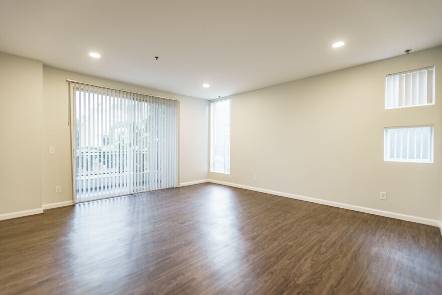 Interior Photo - 4532 Murietta Ave