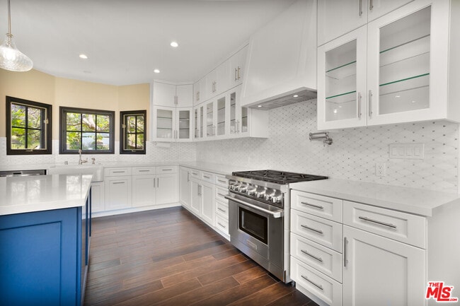 Building Photo - 1036 El Medio Ave