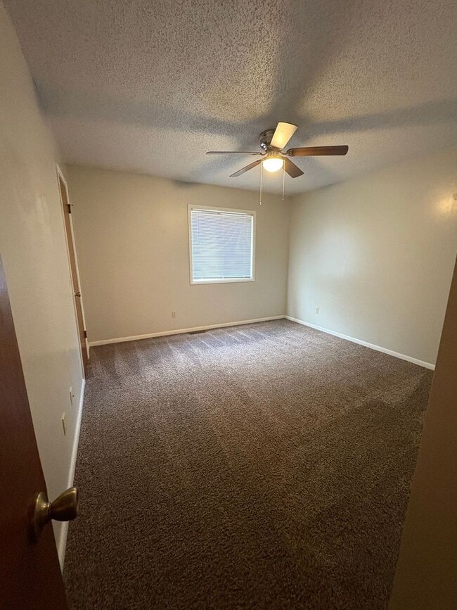 Building Photo - Rolling Acres Townhome.
