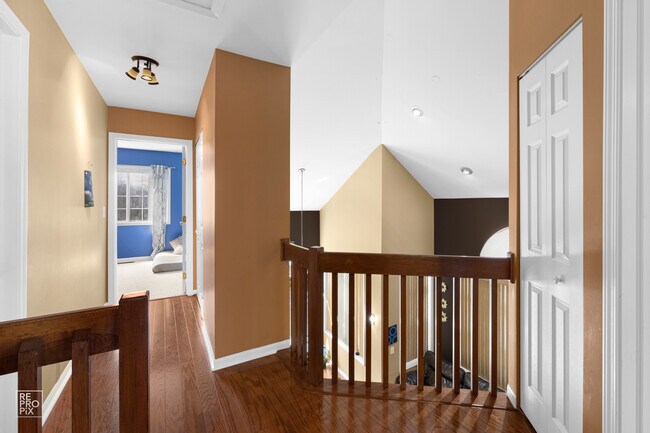 Building Photo - 1233 S Parkside Dr