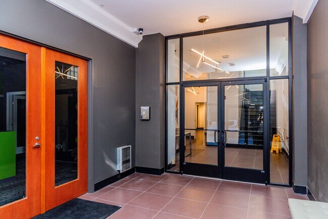 Building Photo - Luxury Two Bedroom Unit in  Downtown Business District