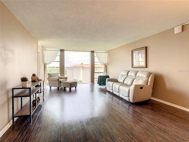 Building Photo - 7400 Sun Island Dr S