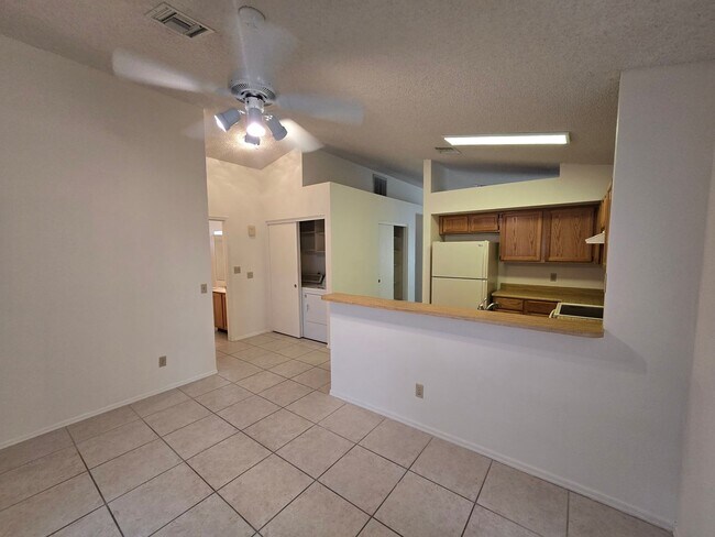 Building Photo - 1120 N Val Vista Dr