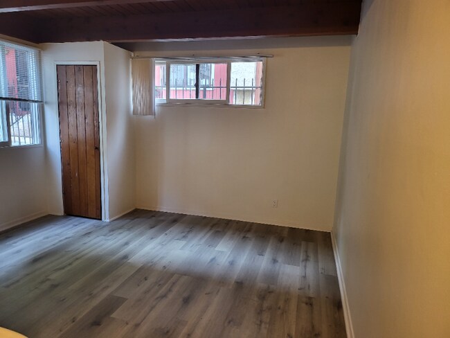 Building Photo - 7036 Hawthorn Ave