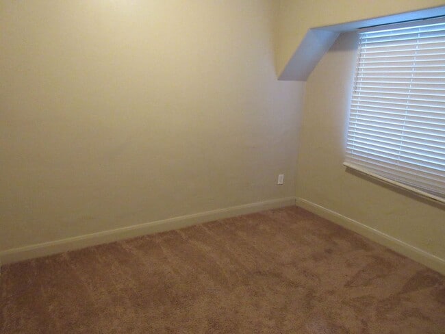 Building Photo - 7 bedroom, 3 bathroom twin home