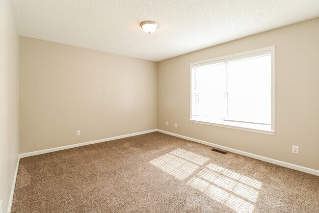 Building Photo - 6020 Skyline Dr