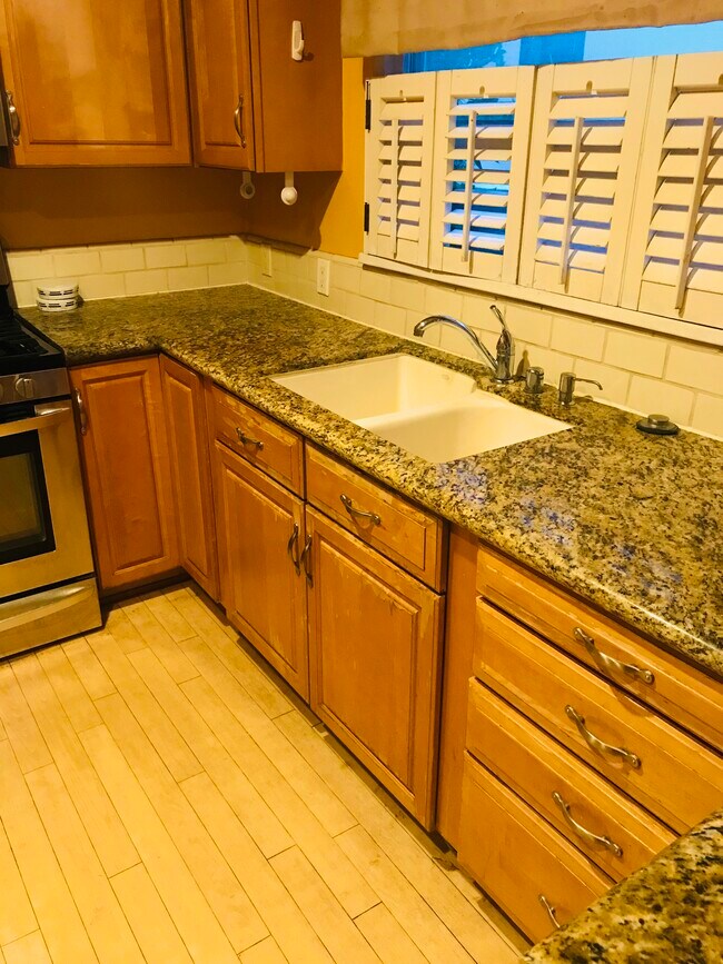 Building Photo - 7551 Westlawn Ave