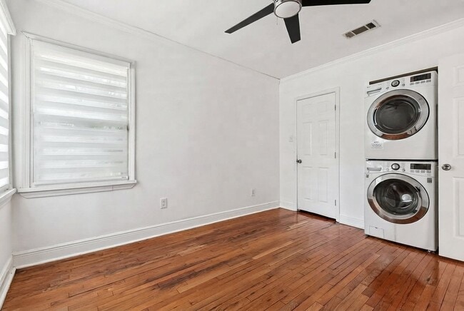 Building Photo - 2135 Mirabeau Ave