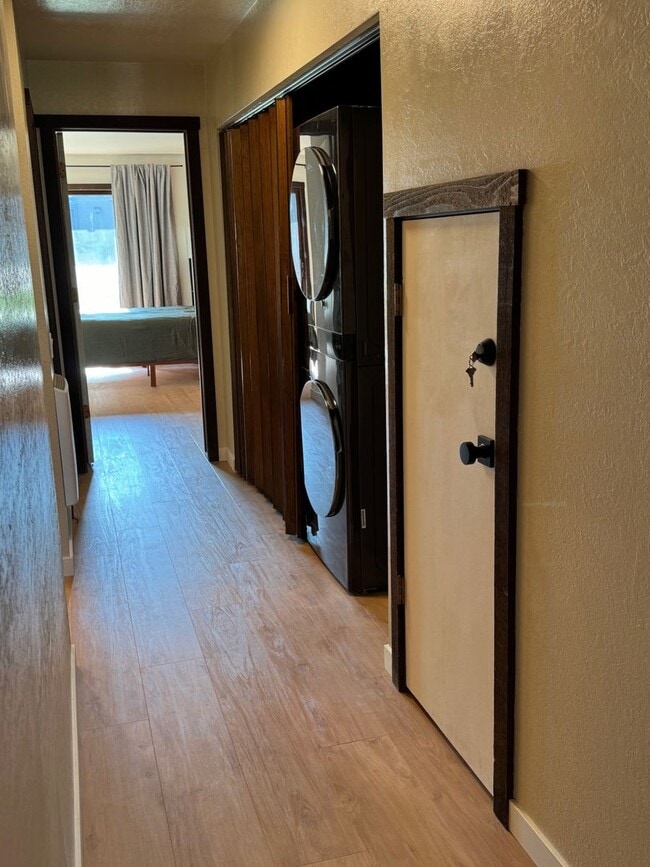 Building Photo - Spacious Snowcreek III Condo – Winter Rental