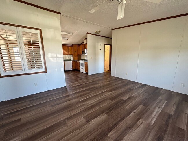 Building Photo - Welcome Home to Country Living!