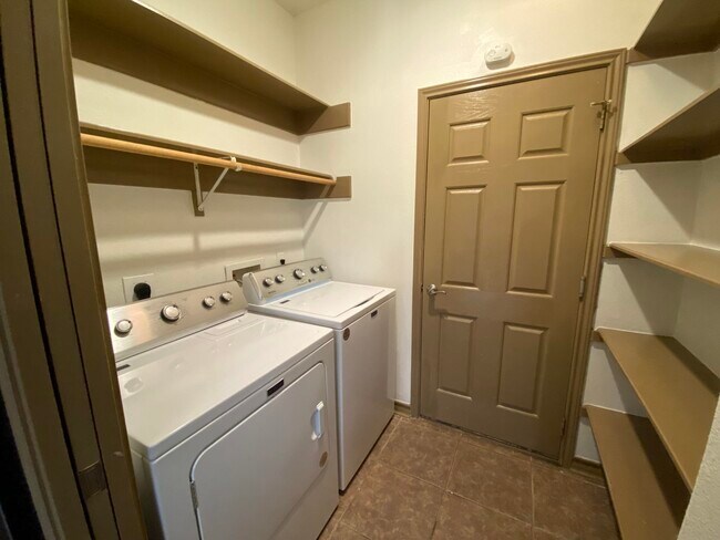 Building Photo - 9813 Sandhill Dr