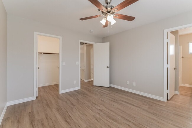 Building Photo - 824 Crabapple Dr