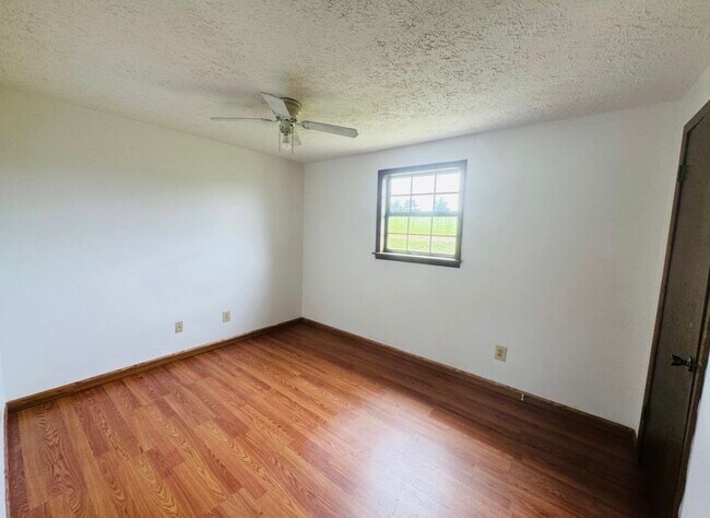 Building Photo - 572 Lexington Dr