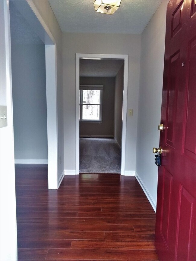 Building Photo - UPDATED & SPACIOUS 3 Bedroom 2 Bathroom home close to SHOPPING & FT BRAGG!!