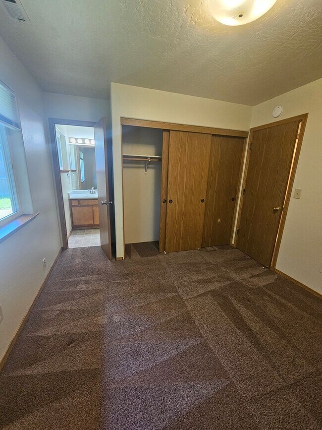 Building Photo - 3 Bedroom Home Near Schools!