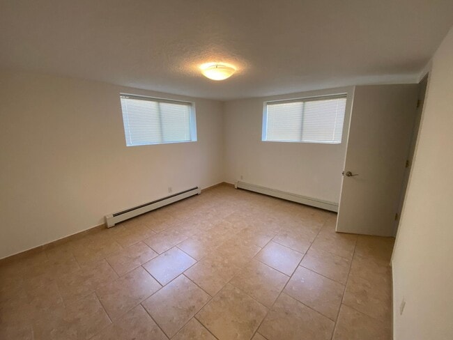 Building Photo - Large 4-Bedroom