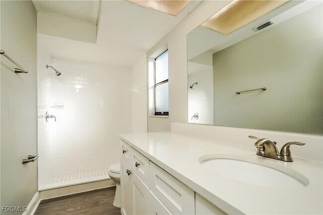 Building Photo - 220 SE 27th Terrace