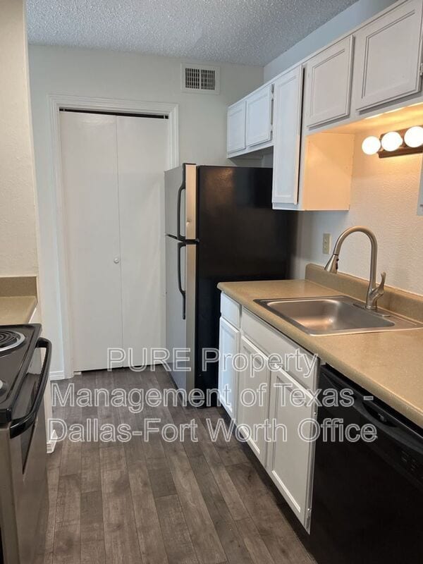 Building Photo - 18333 Roehampton Dr