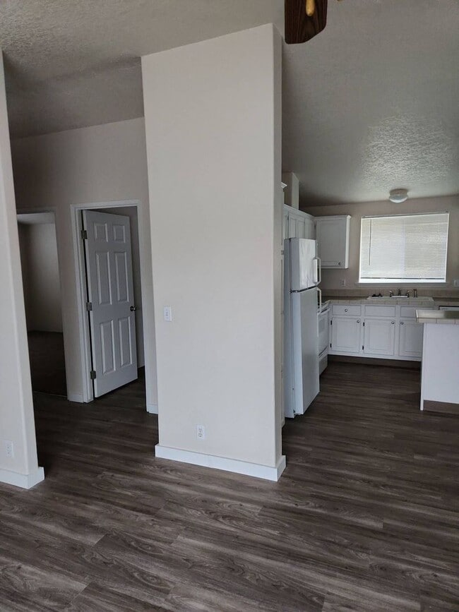 Building Photo - Pet Friendly 3bed : 2bath Home w/ 1 Car De...