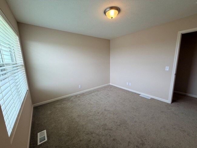Building Photo - Home For Rent Elkhorn