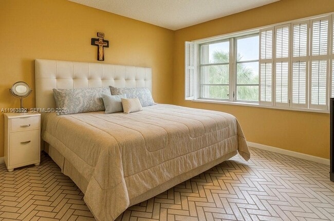 Building Photo - 671 S Hollybrook Dr