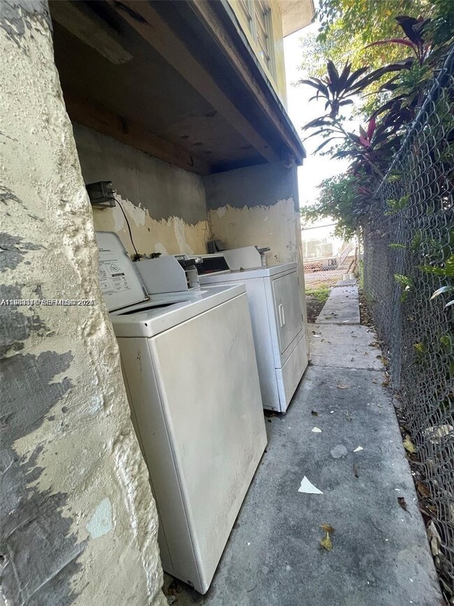 Building Photo - 7600 Dickens Ave