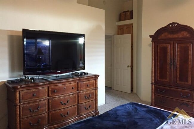 Building Photo - Spacious 4 Bedroom / 2 Bathroom House in T...