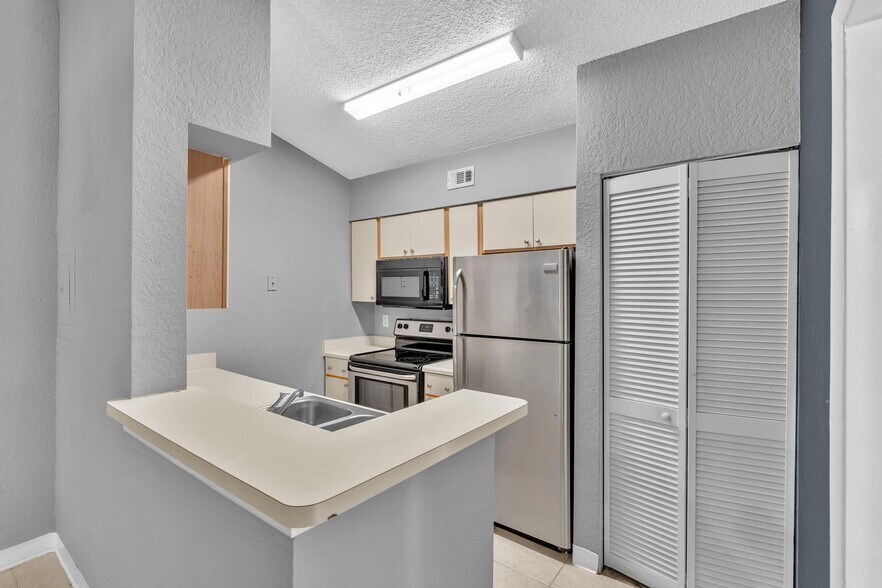 Building Photo - 2850 N Oakland Forest Dr