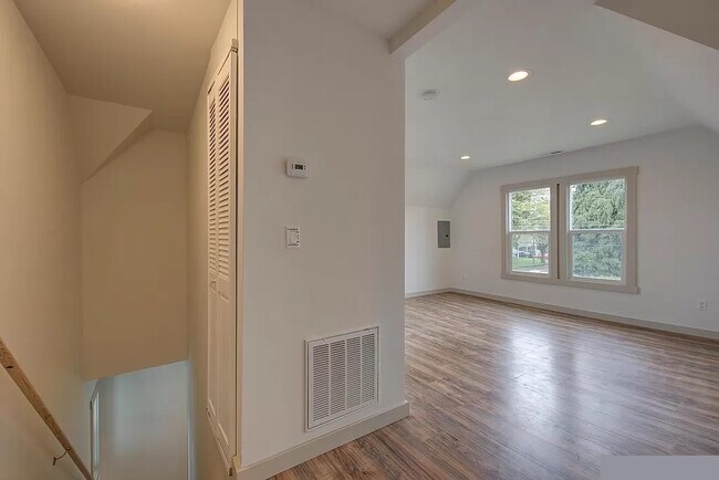 Building Photo - 1191 SE Jefferson St