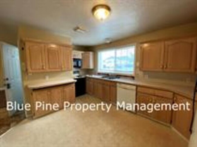 Building Photo - 2264 Stace St