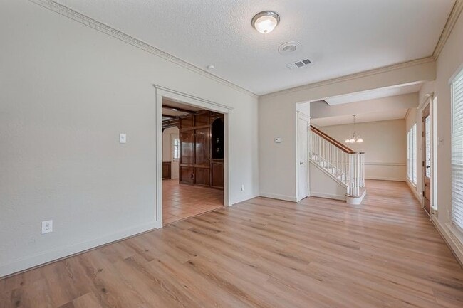 Building Photo - 2727 Raintree Dr