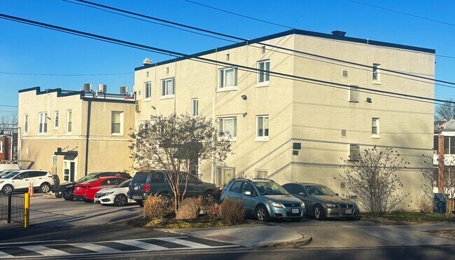 Interior Photo - 5024 FT TOTTEN DR NE