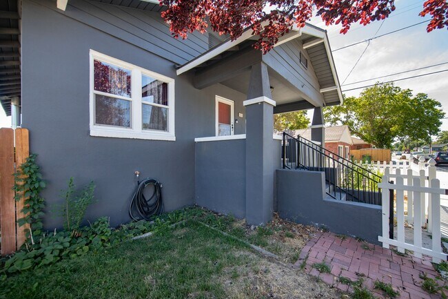 Building Photo - Upstairs Unit, Furnished Home