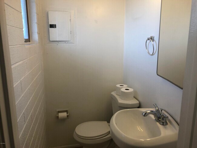 Building Photo - 2025 S Granada Dr