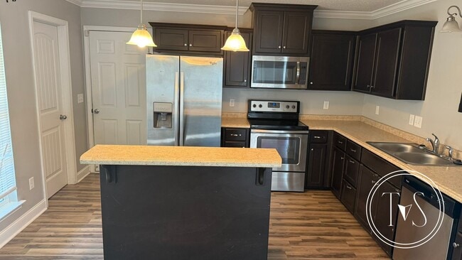 Building Photo - RATE DROP ALERT (was $1980/month) and SUMM...