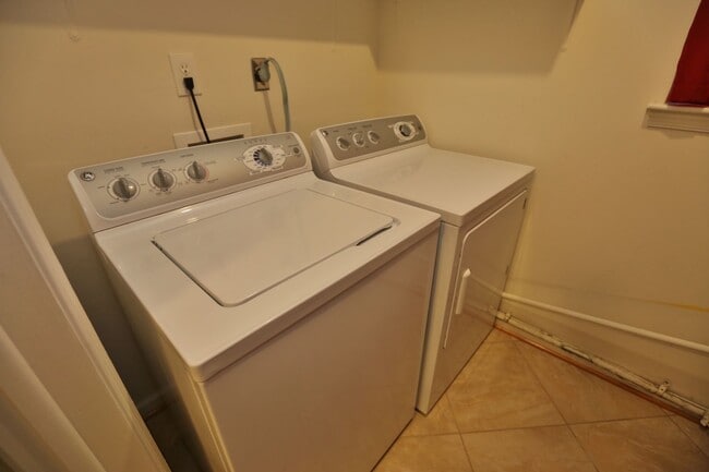 Building Photo - Ranch Home - Backs to Community Pool & Playgrounds - Pet-Friendly - Available 06-23-26!