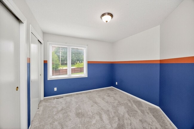 Building Photo - SPACIOUS LIVING!!  4 Bedrooms, 2.5 Bathrooms Home in Des Moines!