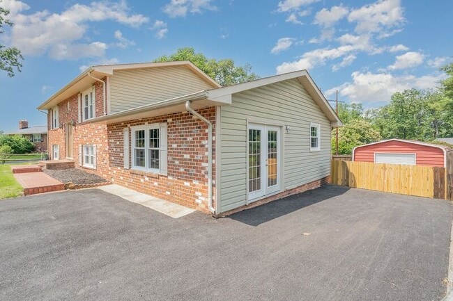 Building Photo - 411 Deerwood Dr
