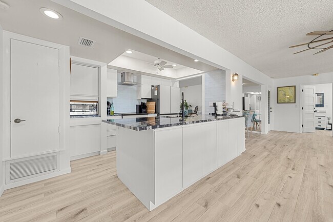Building Photo - 1075 SE Coral Reef St
