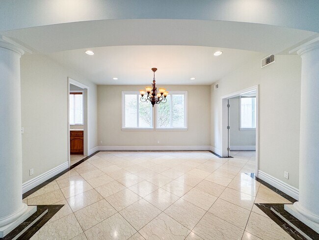 Building Photo - Lavish Estate Home w/4700sf+Central A/C & ...