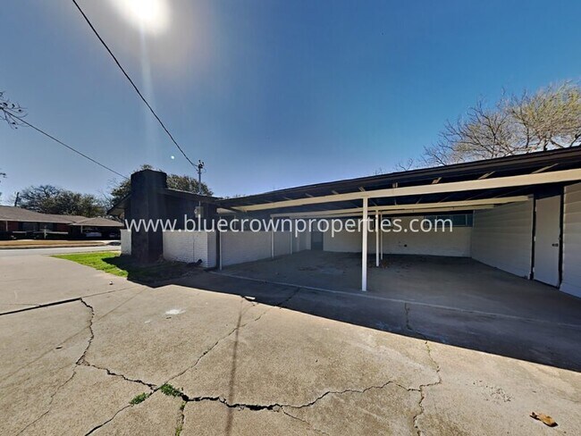 Building Photo - 2702 Wallin Dr
