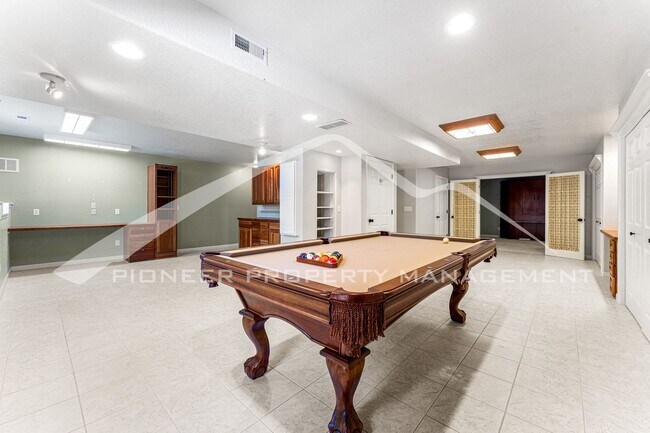 Building Photo - Beautiful Home with Fenced Back Yard and Cozy Fireplace