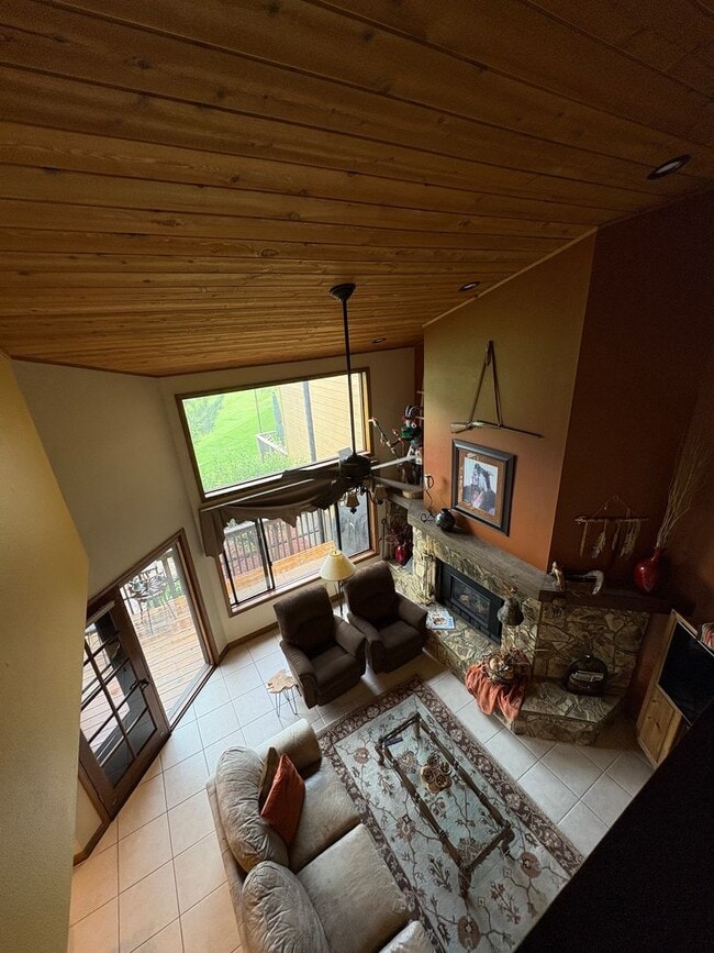 Building Photo - Vacation Rental: Golf Course Views Country...
