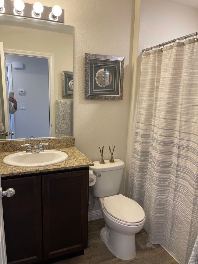 Building Photo - 3 bedroom townhouse in gated community!