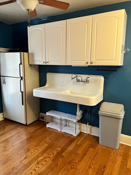 Kitchen - 136 E 9th St