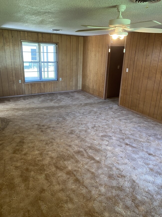 Building Photo - 625 Country Club Rd