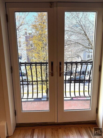 Building Photo - 6 AVENUE