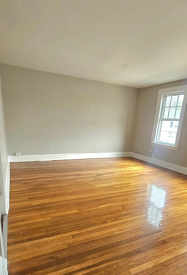 Building Photo - 305 Main St