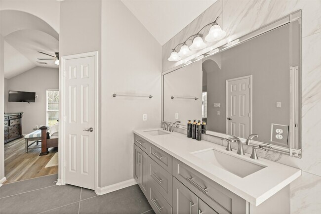 Building Photo - 1330 Leigh Gdns Dr