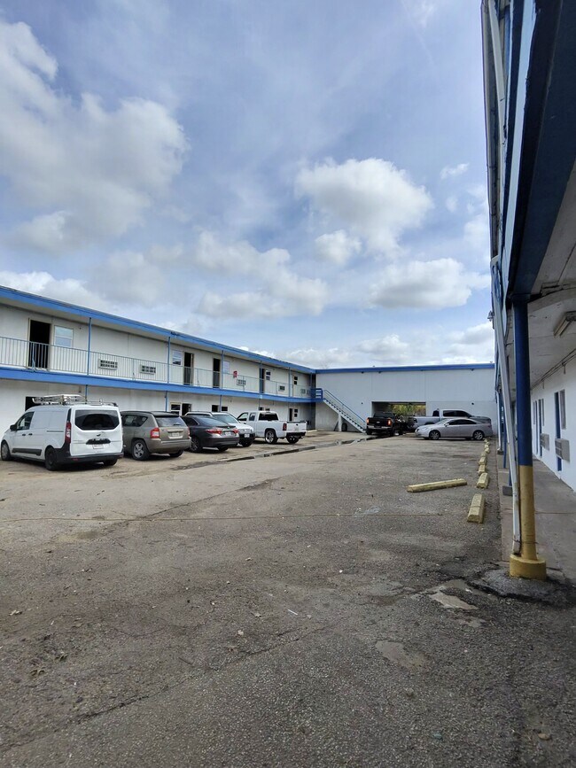 Building Photo - 711 Pasadena Fwy